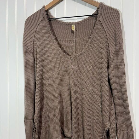 Free People Waffle Knit Thermal Top XS Taupe Long Sleeve Slouchy Raw Hem Grunge - Picture 4 of 10